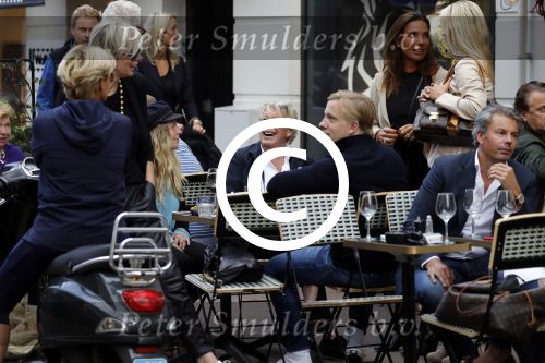 Amsterdam 1 september 2017 
Jan en Monique des Bouvrie met hun kinderen Bo en Jan jr op de pc hooftstraat.
Carolien Tensen en de weduwe van Joop Braakhekke Wim staan te kletsen.