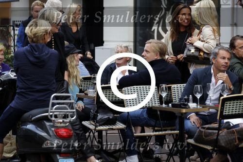 Amsterdam 1 september 2017 
Jan en Monique des Bouvrie met hun kinderen Bo en Jan jr op de pc hooftstraat.
Carolien Tensen en de weduwe van Joop Braakhekke Wim staan te kletsen.