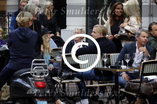 Amsterdam 1 september 2017 
Jan en Monique des Bouvrie met hun kinderen Bo en Jan jr op de pc hooftstraat.
Carolien Tensen en de weduwe van Joop Braakhekke Wim staan te kletsen.