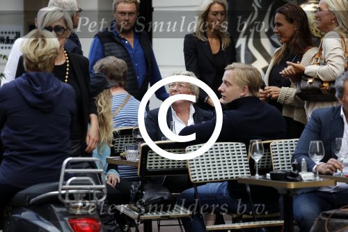 Amsterdam 1 september 2017 
Jan en Monique des Bouvrie met hun kinderen Bo en Jan jr op de pc hooftstraat.
Carolien Tensen en de weduwe van Joop Braakhekke Wim staan te kletsen.