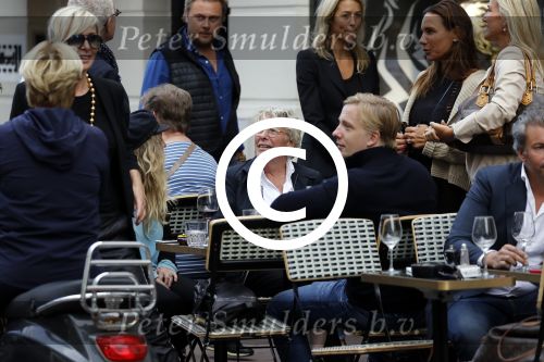 Amsterdam 1 september 2017 
Jan en Monique des Bouvrie met hun kinderen Bo en Jan jr op de pc hooftstraat.
Carolien Tensen en de weduwe van Joop Braakhekke Wim staan te kletsen.