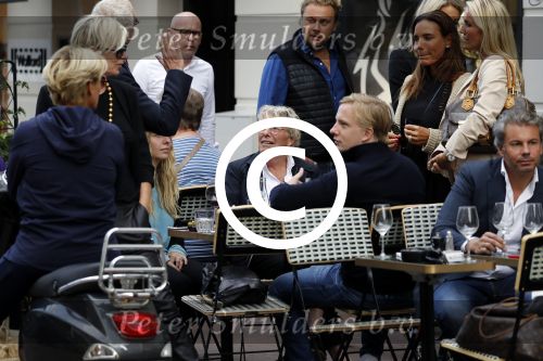 Amsterdam 1 september 2017 
Jan en Monique des Bouvrie met hun kinderen Bo en Jan jr op de pc hooftstraat.
Carolien Tensen en de weduwe van Joop Braakhekke Wim staan te kletsen.