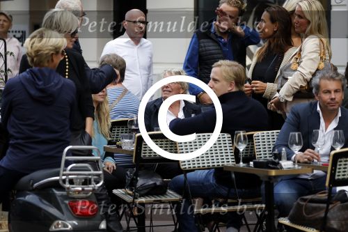 Amsterdam 1 september 2017 
Jan en Monique des Bouvrie met hun kinderen Bo en Jan jr op de pc hooftstraat.
Carolien Tensen en de weduwe van Joop Braakhekke Wim staan te kletsen.