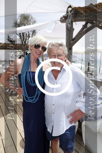 Saint Tropez 3 augustus 2017
Jan des Bouvrie viert zijn 75e verjaardag met familie en vrienden bij Tropezina. Jan met zijn vrouw Monique