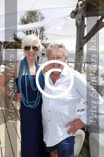 Saint Tropez 3 augustus 2017
Jan des Bouvrie viert zijn 75e verjaardag met familie en vrienden bij Tropezina. Jan met zijn vrouw Monique