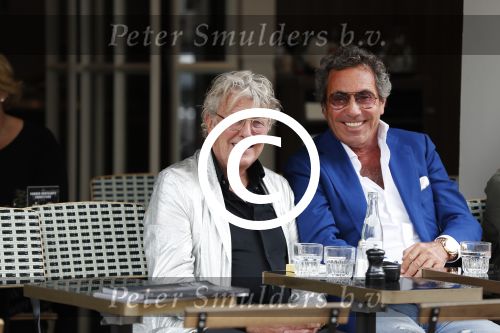 Amsterdam 11 juli 2017 
Jan des Bouvrie en Ronnie Rosenbaum op terras op de pc hooftstraat
