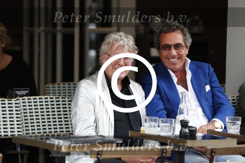 Amsterdam 11 juli 2017 
Jan des Bouvrie en Ronnie Rosenbaum op terras op de pc hooftstraat