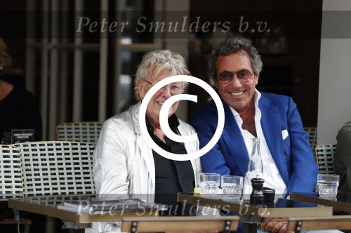 Amsterdam 11 juli 2017 
Jan des Bouvrie en Ronnie Rosenbaum op terras op de pc hooftstraat