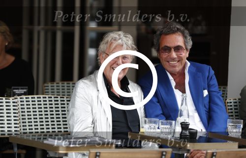 Amsterdam 11 juli 2017 
Jan des Bouvrie en Ronnie Rosenbaum op terras op de pc hooftstraat