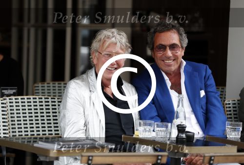 Amsterdam 11 juli 2017 
Jan des Bouvrie en Ronnie Rosenbaum op terras op de pc hooftstraat