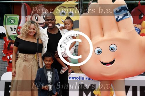 Amsterdam 2 augustus 2017  
Premiere emoji de film in pathe arena. Jandino Asporaat met vrouw en kinderen