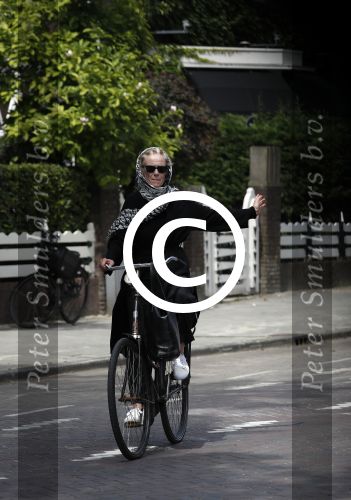 Amsterdam 18 juli 2017
Jette v d Meij met hoofddoek op de fiets in Amsterdam zuid