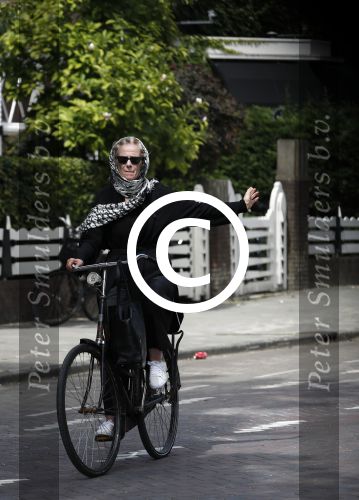 Amsterdam 18 juli 2017
Jette v d Meij met hoofddoek op de fiets in Amsterdam zuid