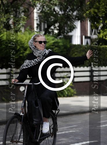 Amsterdam 18 juli 2017
Jette v d Meij met hoofddoek op de fiets in Amsterdam zuid