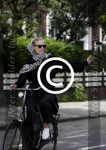 Amsterdam 18 juli 2017
Jette v d Meij met hoofddoek op de fiets in Amsterdam zuid