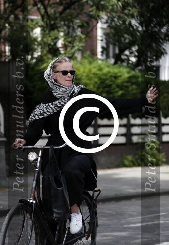 Amsterdam 18 juli 2017
Jette v d Meij met hoofddoek op de fiets in Amsterdam zuid
