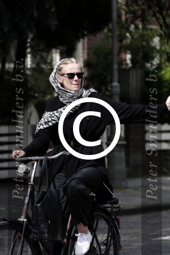 Amsterdam 18 juli 2017
Jette v d Meij met hoofddoek op de fiets in Amsterdam zuid