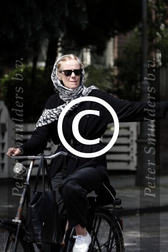 Amsterdam 18 juli 2017
Jette v d Meij met hoofddoek op de fiets in Amsterdam zuid