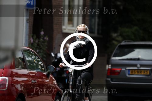 Amsterdam 18 juli 2017
Jette v d Meij met hoofddoek op de fiets in Amsterdam zuid