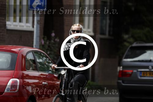 Amsterdam 18 juli 2017
Jette v d Meij met hoofddoek op de fiets in Amsterdam zuid
