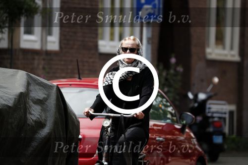 Amsterdam 18 juli 2017
Jette v d Meij met hoofddoek op de fiets in Amsterdam zuid