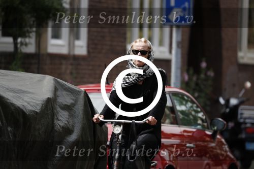 Amsterdam 18 juli 2017
Jette v d Meij met hoofddoek op de fiets in Amsterdam zuid