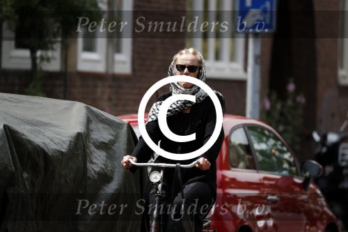 Amsterdam 18 juli 2017
Jette v d Meij met hoofddoek op de fiets in Amsterdam zuid