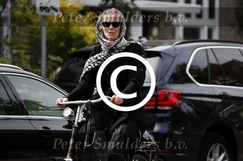 Amsterdam 18 juli 2017
Jette v d Meij met hoofddoek op de fiets in Amsterdam zuid