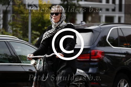 Amsterdam 18 juli 2017
Jette v d Meij met hoofddoek op de fiets in Amsterdam zuid