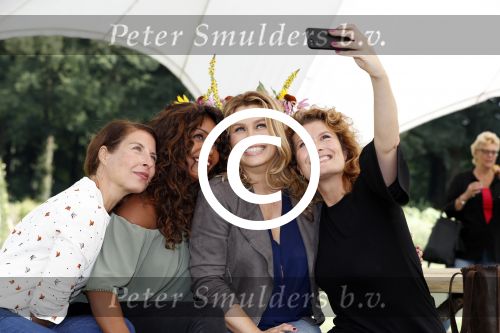 t Harde 5 september 2017
Presentatie cast Opvliegers. Antje Monteiro, Anouk van Nes, Joanne Telesford, Sandra Mattie,
Producent is  Rick Engelkes