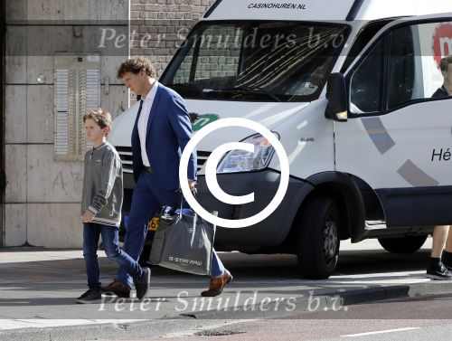 Leiden 2 juli 2017 
Jochem Myjer en zijn vriendin Marloes Novan vieren de 40e verjaardag van Jochem met familie en vrienden.