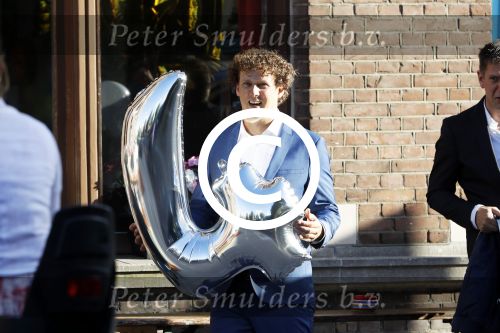 Leiden 2 juli 2017 
Jochem Myjer en zijn vriendin Marloes Novan vieren de 40e verjaardag van Jochem met familie en vrienden.