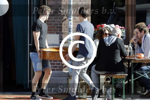 Leiden 2 juli 2017 
Jochem Myjer en zijn vriendin Marloes Novan vieren de 40e verjaardag van Jochem met familie en vrienden.