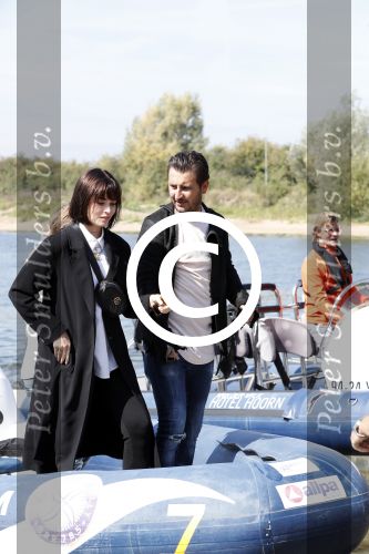 Eiland van Maurik 4 september 2017
Groepsfoto met Nicolette Kluijver en Dennis Weening met Marieke Elsinga, Anouk Hoogendijk, Roeland Fernhout, Niels Gomperts, Carolina Dijkhuizen, Henk Poort, Joelle Witschge, Richard Witschge, Shelly Sterk, Soundos El Ahmadi, Danny Froger, Kaj Gorgels, Nicole Buch en Brace. tijdens de persviewing van Expeditie Robinson 2017 op het Eiland van Maurik