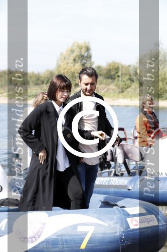Eiland van Maurik 4 september 2017
Groepsfoto met Nicolette Kluijver en Dennis Weening met Marieke Elsinga, Anouk Hoogendijk, Roeland Fernhout, Niels Gomperts, Carolina Dijkhuizen, Henk Poort, Joelle Witschge, Richard Witschge, Shelly Sterk, Soundos El Ahmadi, Danny Froger, Kaj Gorgels, Nicole Buch en Brace. tijdens de persviewing van Expeditie Robinson 2017 op het Eiland van Maurik