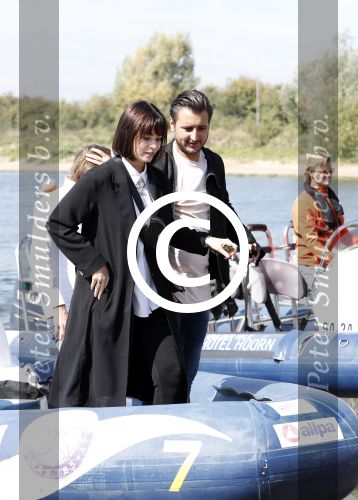 Eiland van Maurik 4 september 2017
Groepsfoto met Nicolette Kluijver en Dennis Weening met Marieke Elsinga, Anouk Hoogendijk, Roeland Fernhout, Niels Gomperts, Carolina Dijkhuizen, Henk Poort, Joelle Witschge, Richard Witschge, Shelly Sterk, Soundos El Ahmadi, Danny Froger, Kaj Gorgels, Nicole Buch en Brace. tijdens de persviewing van Expeditie Robinson 2017 op het Eiland van Maurik