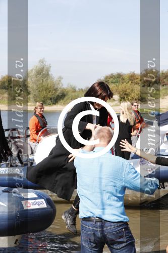 Eiland van Maurik 4 september 2017
Groepsfoto met Nicolette Kluijver en Dennis Weening met Marieke Elsinga, Anouk Hoogendijk, Roeland Fernhout, Niels Gomperts, Carolina Dijkhuizen, Henk Poort, Joelle Witschge, Richard Witschge, Shelly Sterk, Soundos El Ahmadi, Danny Froger, Kaj Gorgels, Nicole Buch en Brace. tijdens de persviewing van Expeditie Robinson 2017 op het Eiland van Maurik