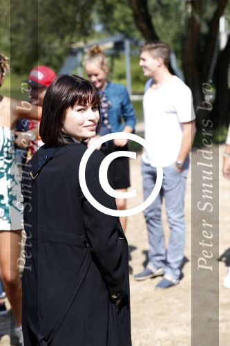 Eiland van Maurik 4 september 2017
Groepsfoto met Nicolette Kluijver en Dennis Weening met Marieke Elsinga, Anouk Hoogendijk, Roeland Fernhout, Niels Gomperts, Carolina Dijkhuizen, Henk Poort, Joelle Witschge, Richard Witschge, Shelly Sterk, Soundos El Ahmadi, Danny Froger, Kaj Gorgels, Nicole Buch en Brace. tijdens de persviewing van Expeditie Robinson 2017 op het Eiland van Maurik