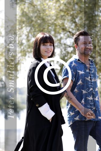 Eiland van Maurik 4 september 2017
Groepsfoto met Nicolette Kluijver en Dennis Weening met Marieke Elsinga, Anouk Hoogendijk, Roeland Fernhout, Niels Gomperts, Carolina Dijkhuizen, Henk Poort, Joelle Witschge, Richard Witschge, Shelly Sterk, Soundos El Ahmadi, Danny Froger, Kaj Gorgels, Nicole Buch en Brace. tijdens de persviewing van Expeditie Robinson 2017 op het Eiland van Maurik
