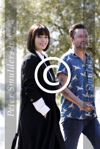 Eiland van Maurik 4 september 2017
Groepsfoto met Nicolette Kluijver en Dennis Weening met Marieke Elsinga, Anouk Hoogendijk, Roeland Fernhout, Niels Gomperts, Carolina Dijkhuizen, Henk Poort, Joelle Witschge, Richard Witschge, Shelly Sterk, Soundos El Ahmadi, Danny Froger, Kaj Gorgels, Nicole Buch en Brace. tijdens de persviewing van Expeditie Robinson 2017 op het Eiland van Maurik