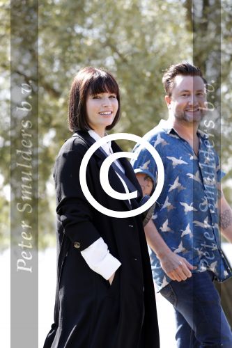 Eiland van Maurik 4 september 2017
Groepsfoto met Nicolette Kluijver en Dennis Weening met Marieke Elsinga, Anouk Hoogendijk, Roeland Fernhout, Niels Gomperts, Carolina Dijkhuizen, Henk Poort, Joelle Witschge, Richard Witschge, Shelly Sterk, Soundos El Ahmadi, Danny Froger, Kaj Gorgels, Nicole Buch en Brace. tijdens de persviewing van Expeditie Robinson 2017 op het Eiland van Maurik