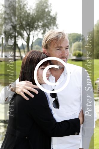 Eiland van Maurik 4 september 2017
Groepsfoto met Nicolette Kluijver en Dennis Weening met Marieke Elsinga, Anouk Hoogendijk, Roeland Fernhout, Niels Gomperts, Carolina Dijkhuizen, Henk Poort, Joelle Witschge, Richard Witschge, Shelly Sterk, Soundos El Ahmadi, Danny Froger, Kaj Gorgels, Nicole Buch en Brace. tijdens de persviewing van Expeditie Robinson 2017 op het Eiland van Maurik