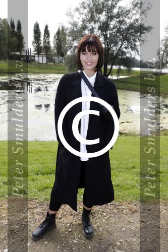 Eiland van Maurik 4 september 2017
Groepsfoto met Nicolette Kluijver en Dennis Weening met Marieke Elsinga, Anouk Hoogendijk, Roeland Fernhout, Niels Gomperts, Carolina Dijkhuizen, Henk Poort, Joelle Witschge, Richard Witschge, Shelly Sterk, Soundos El Ahmadi, Danny Froger, Kaj Gorgels, Nicole Buch en Brace. tijdens de persviewing van Expeditie Robinson 2017 op het Eiland van Maurik