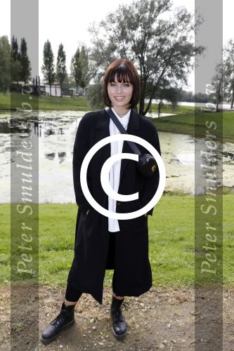 Eiland van Maurik 4 september 2017
Groepsfoto met Nicolette Kluijver en Dennis Weening met Marieke Elsinga, Anouk Hoogendijk, Roeland Fernhout, Niels Gomperts, Carolina Dijkhuizen, Henk Poort, Joelle Witschge, Richard Witschge, Shelly Sterk, Soundos El Ahmadi, Danny Froger, Kaj Gorgels, Nicole Buch en Brace. tijdens de persviewing van Expeditie Robinson 2017 op het Eiland van Maurik