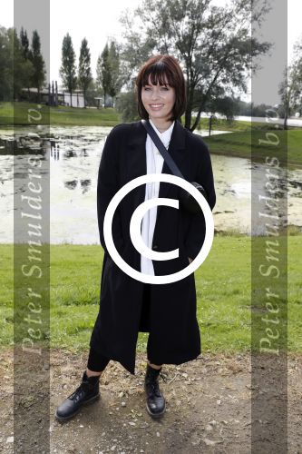 Eiland van Maurik 4 september 2017
Groepsfoto met Nicolette Kluijver en Dennis Weening met Marieke Elsinga, Anouk Hoogendijk, Roeland Fernhout, Niels Gomperts, Carolina Dijkhuizen, Henk Poort, Joelle Witschge, Richard Witschge, Shelly Sterk, Soundos El Ahmadi, Danny Froger, Kaj Gorgels, Nicole Buch en Brace. tijdens de persviewing van Expeditie Robinson 2017 op het Eiland van Maurik