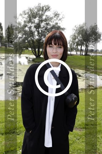 Eiland van Maurik 4 september 2017
Groepsfoto met Nicolette Kluijver en Dennis Weening met Marieke Elsinga, Anouk Hoogendijk, Roeland Fernhout, Niels Gomperts, Carolina Dijkhuizen, Henk Poort, Joelle Witschge, Richard Witschge, Shelly Sterk, Soundos El Ahmadi, Danny Froger, Kaj Gorgels, Nicole Buch en Brace. tijdens de persviewing van Expeditie Robinson 2017 op het Eiland van Maurik