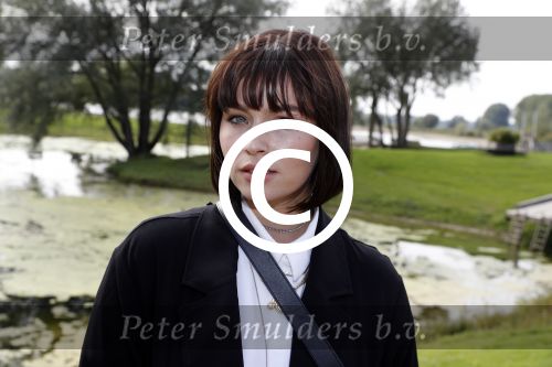 Eiland van Maurik 4 september 2017
Groepsfoto met Nicolette Kluijver en Dennis Weening met Marieke Elsinga, Anouk Hoogendijk, Roeland Fernhout, Niels Gomperts, Carolina Dijkhuizen, Henk Poort, Joelle Witschge, Richard Witschge, Shelly Sterk, Soundos El Ahmadi, Danny Froger, Kaj Gorgels, Nicole Buch en Brace. tijdens de persviewing van Expeditie Robinson 2017 op het Eiland van Maurik