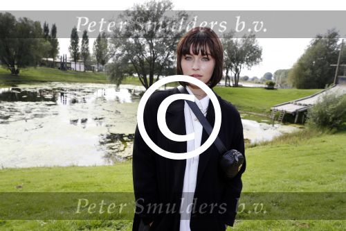 Eiland van Maurik 4 september 2017
Groepsfoto met Nicolette Kluijver en Dennis Weening met Marieke Elsinga, Anouk Hoogendijk, Roeland Fernhout, Niels Gomperts, Carolina Dijkhuizen, Henk Poort, Joelle Witschge, Richard Witschge, Shelly Sterk, Soundos El Ahmadi, Danny Froger, Kaj Gorgels, Nicole Buch en Brace. tijdens de persviewing van Expeditie Robinson 2017 op het Eiland van Maurik