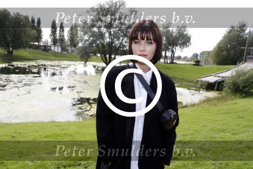 Eiland van Maurik 4 september 2017
Groepsfoto met Nicolette Kluijver en Dennis Weening met Marieke Elsinga, Anouk Hoogendijk, Roeland Fernhout, Niels Gomperts, Carolina Dijkhuizen, Henk Poort, Joelle Witschge, Richard Witschge, Shelly Sterk, Soundos El Ahmadi, Danny Froger, Kaj Gorgels, Nicole Buch en Brace. tijdens de persviewing van Expeditie Robinson 2017 op het Eiland van Maurik