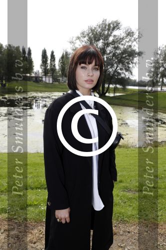Eiland van Maurik 4 september 2017
Groepsfoto met Nicolette Kluijver en Dennis Weening met Marieke Elsinga, Anouk Hoogendijk, Roeland Fernhout, Niels Gomperts, Carolina Dijkhuizen, Henk Poort, Joelle Witschge, Richard Witschge, Shelly Sterk, Soundos El Ahmadi, Danny Froger, Kaj Gorgels, Nicole Buch en Brace. tijdens de persviewing van Expeditie Robinson 2017 op het Eiland van Maurik